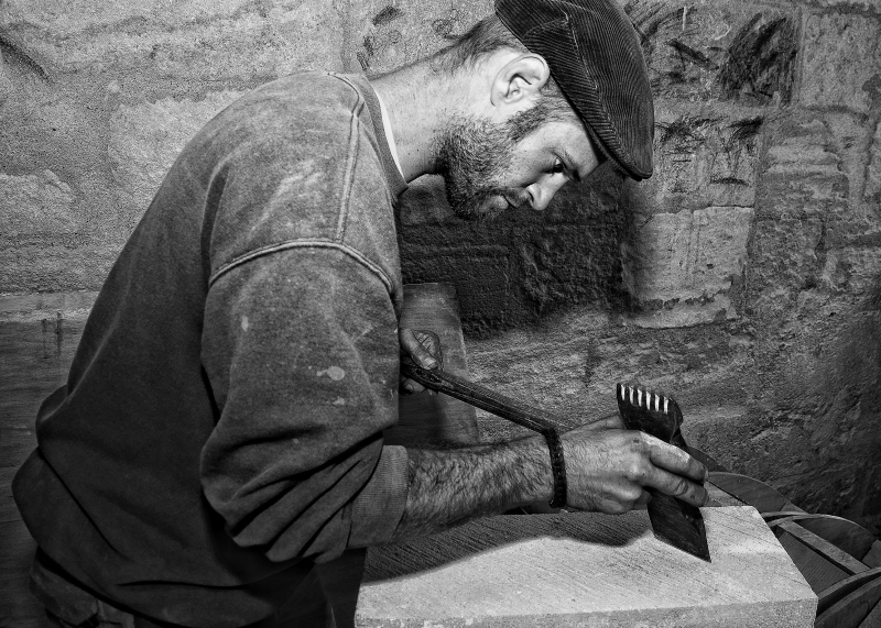 tailleur-ST CYR SUR MER-min_man-black-and-white-photography-monument-male-statue-1202231-pxhere.com